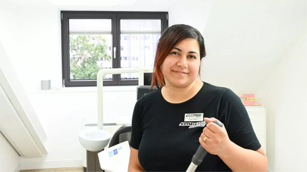 Reinigungskraft bei der hygienischen Reinigung einer Arztpraxis