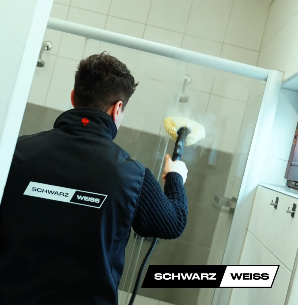 Reinigungskraft bei der Bauendreinigung nach einer Renovierung