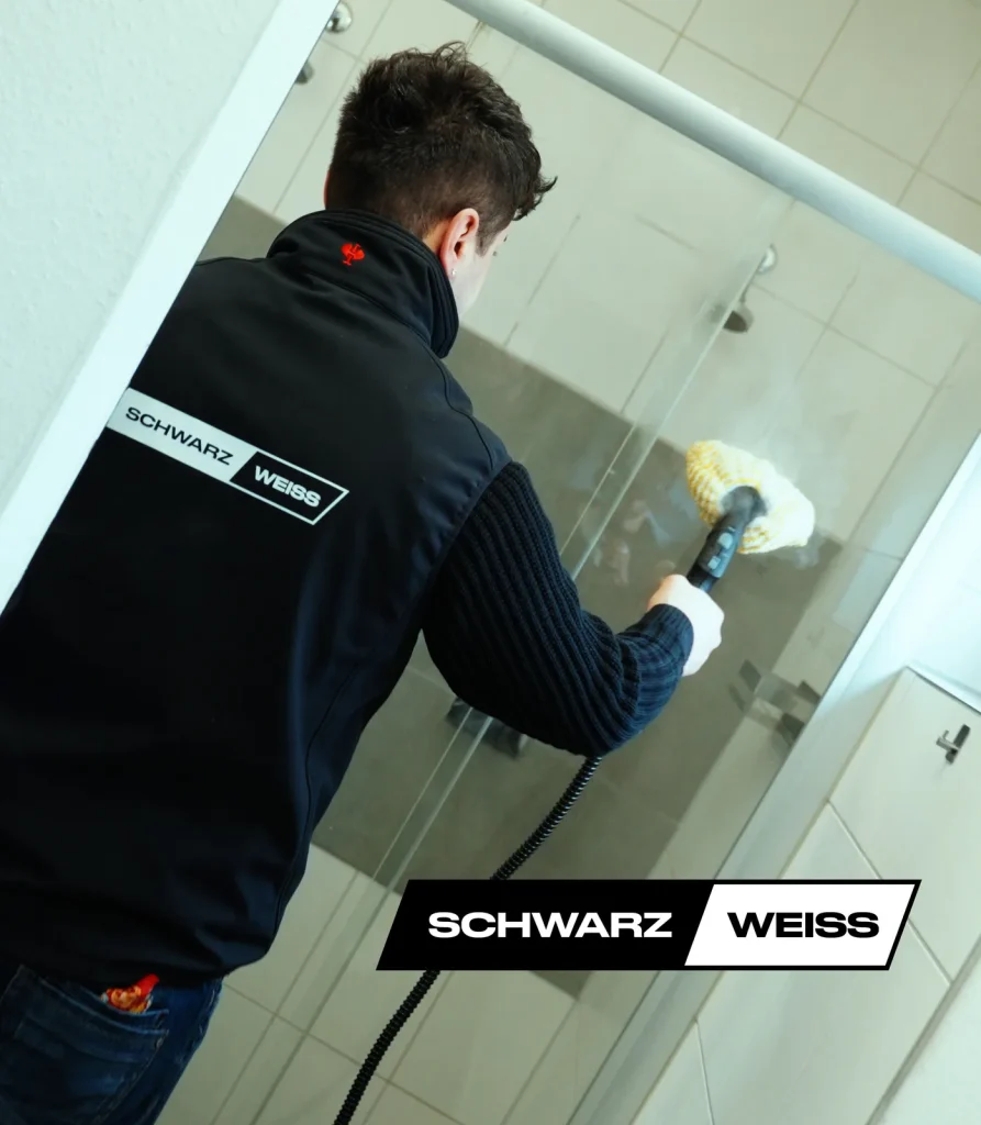 Professionelle Fensterreinigung an einem Bürogebäude in Stuttgart