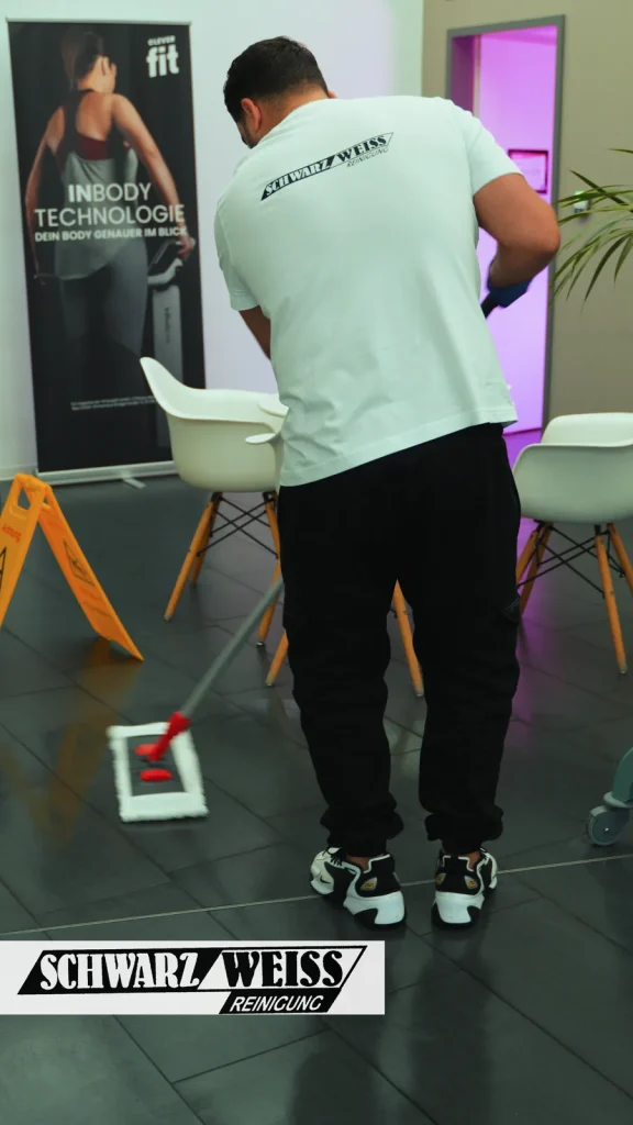 Bodenreinigung in einem Fitnessstudio in Stuttgart
