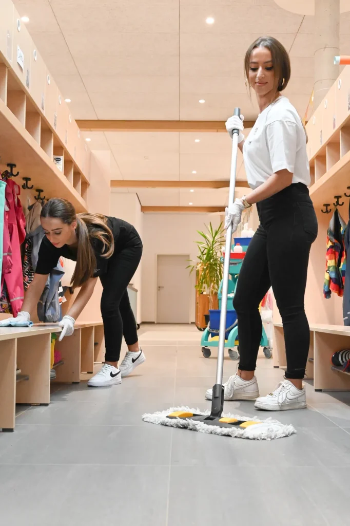 Reinigung der Garderobe in einem Kindergarten