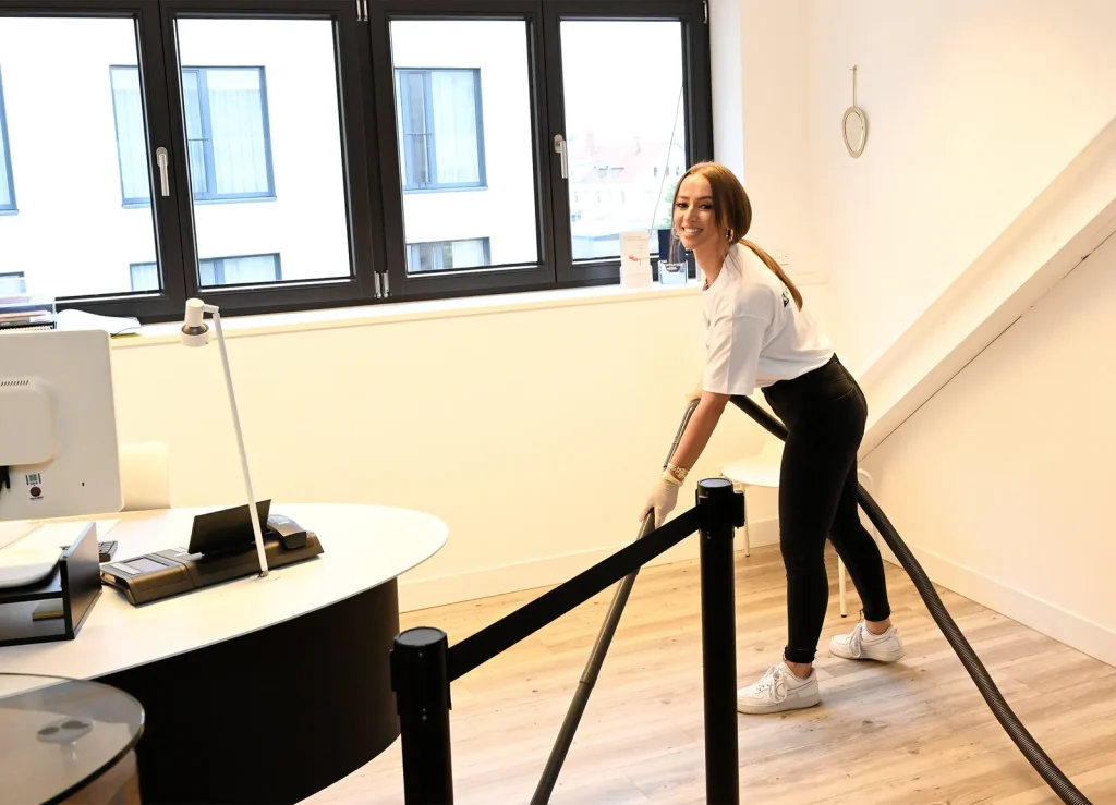 Reinigungskraft beim Wischen eines Treppenhauses