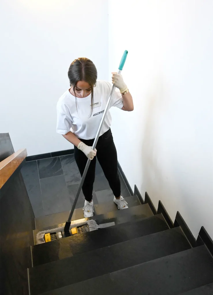 Reinigung der Treppen und Handläufe im Treppenhaus